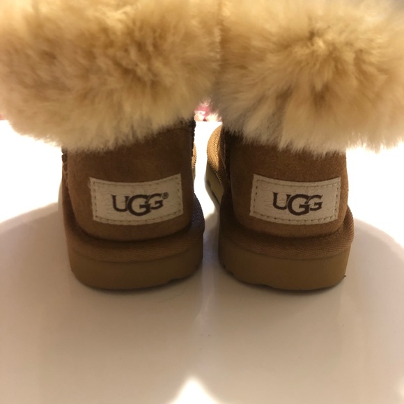Ugg Bailey Buttonii kids NWOT - Picture 2 of 6